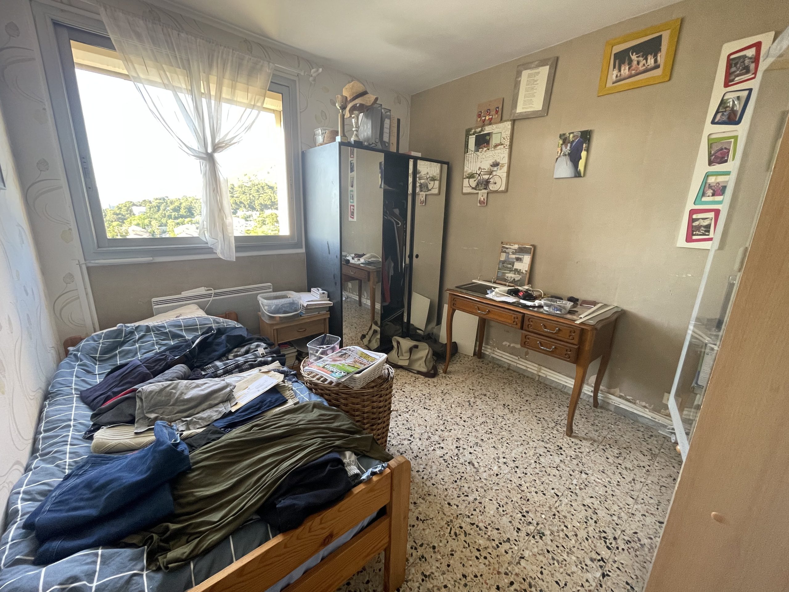 Chambre 1 avant tri – Désencombrement à Quimperlé
